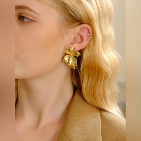 18K Gold Plated Flower Earrings - Picture 4 of 8